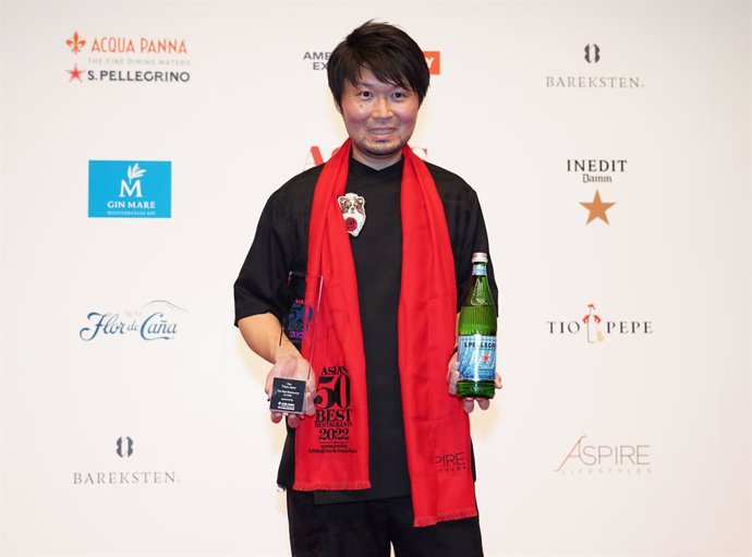 Chef-owner Zaiyu Hasegawa celebrates Dens No.1 win at the Asias 50 Best Restaurants 2022 awards ceremony, sponsored by S.Pellegrino & Acqua Panna