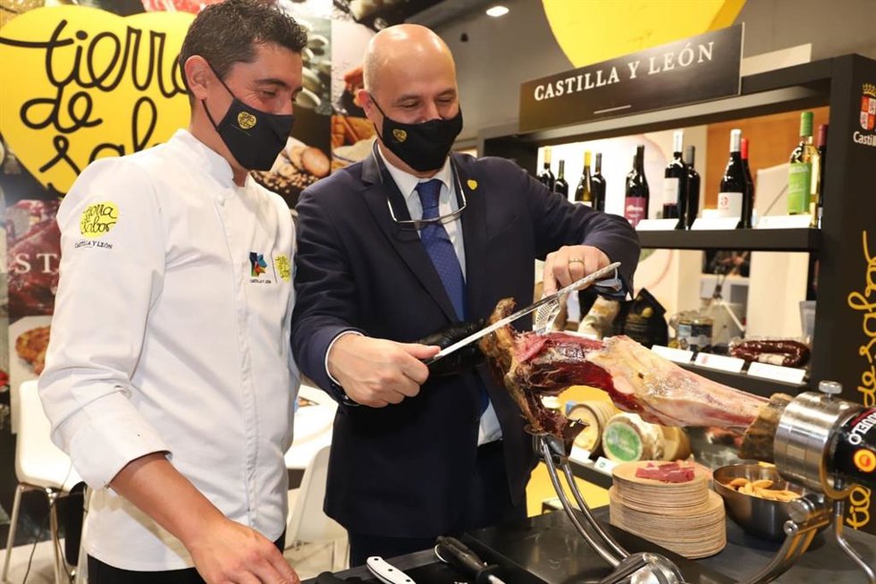 Llorente en el expositor de Tierra de Sabor en Madrid Fusión.