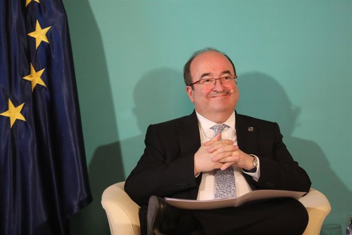 El ministro de Cultura y Deporte, Miquel Iceta; durante la reunión con personas dedicadas a las actividades artísticas para debatir sobre los avances en sus condiciones laborales, en el Palacio de Zurbano, a 25 de marzo de 2022, en Madrid (España). El o