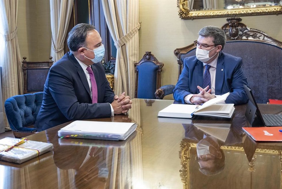 El alcalde de Bilbao, Juan Mari Aburto, y el embajador de Colombia, Luis Guillermo Plata