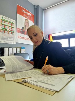 La portavoz de Cs en el Ayuntamiento de Camas, Carmen Anselmo, con la moción en que pide un IVA del 4% para la factura energética y carburantes.