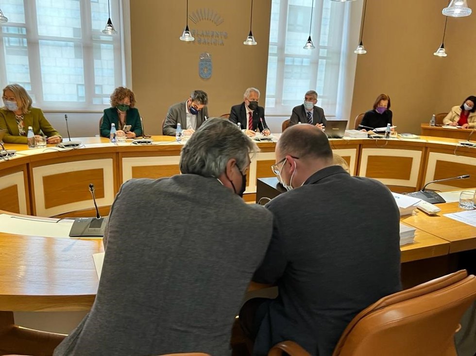 El portavoz parlamentario del PPdeG, Pedro Puy, con el secretario general del PP gallego, Miguel Tellado, y de fondo el presidente del Parlmento, Miguel Santalices, y el vicepresidente, Diego Calvo.