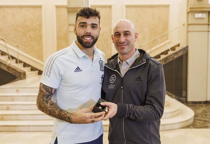 El presidente de la RFEF Luis Rubiales entrega la insignia a David Raya por su debut con la selección española.