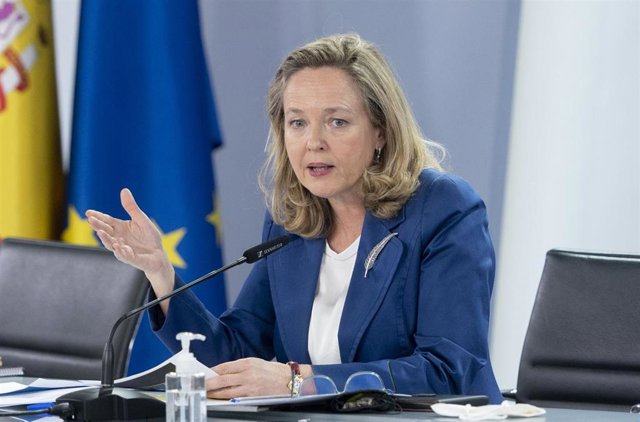 La vicepresidenta primera y ministra de Asuntos Económicos y Transformación Digital, Nadia Calviño, interviene en una rueda de prensa posterior al Consejo de Ministros en el complejo de la Moncloa, a 29 de marzo de 2022, en Madrid (España). El Consejo de 
