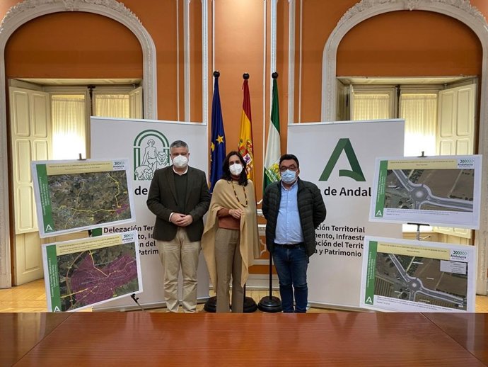 La delegada de Fomento, Susana Cayuelas, ha firmado este martes el contrato con la empresa adjudicataria en presencia del alcalde de Mairena del Alcor, Juan Manuel López (PP).