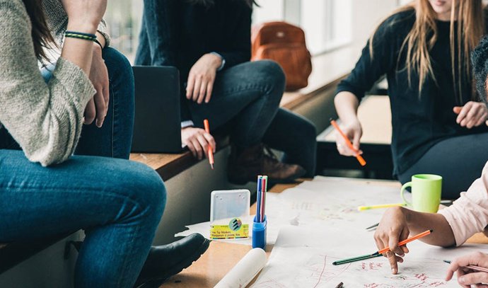 Jóvenes participantes en un aula de emprendimiento