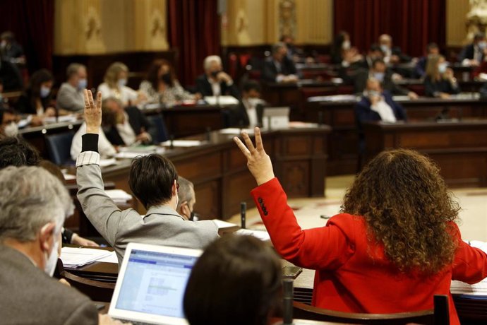 Archivo - Vista general de una votación en el Parlament balear. 
