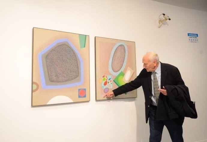 El artista Luis Canelo, junto a una de las obras de su exposición en el MEIAC de Badajoz.