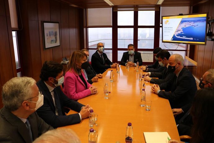 Puerto y representantes de la industria onubense visitan Sines para "impulsar" el Corredor Atlántico.