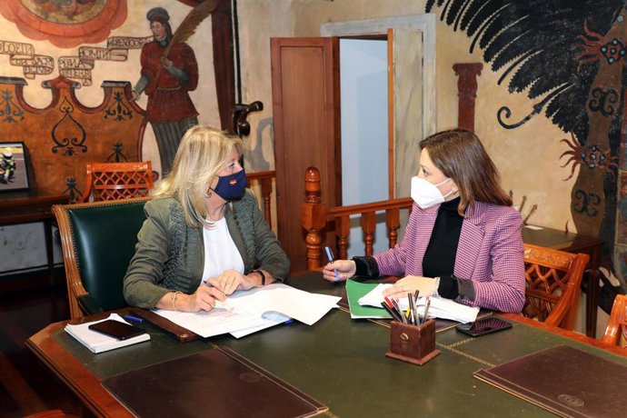 La delegada del Gobierno andaluz en Málaga, Patricia Navarro, y la alcaldesa de Marbella (Málaga), Ángeles Muñoz