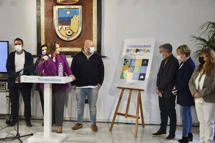 La alcaldesa, Margarita del Cid, en rueda de prensa junto al equipo de gobierno de Torremolinos (Málaga)