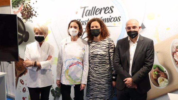 La presidenta del Consell de Mallorca, Catalina Cladera, junto al conseller de Transición, Turismo y Deportes, Andreu Serra, y la ministra de Industria, Comercio y Turismo, Reyes Maroto.
