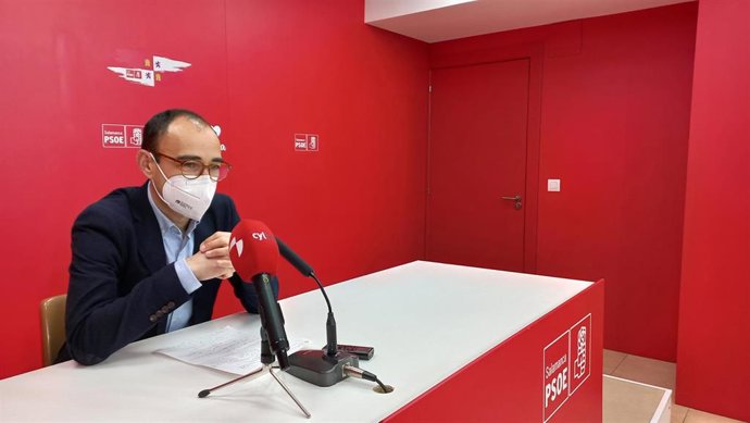 El secretario general del PSOE de Salamanca, David Serrada, en la sede provincial de su formación política.