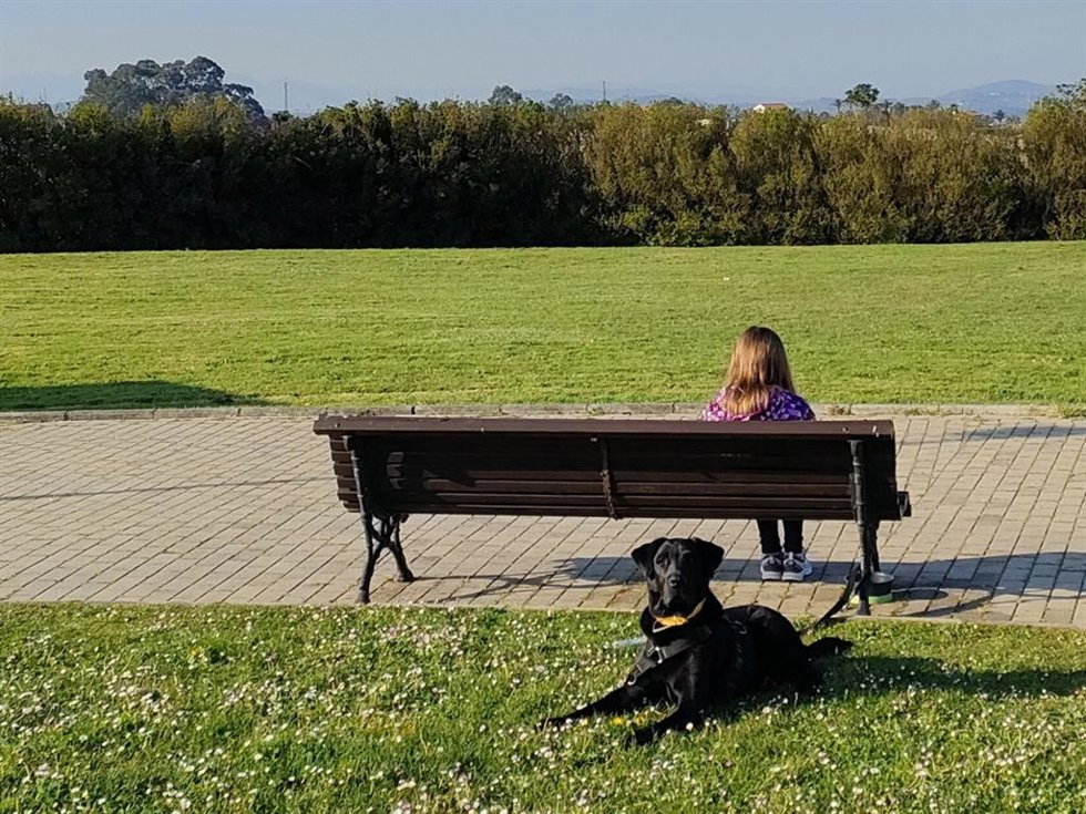 Un perro junto a su dueña
