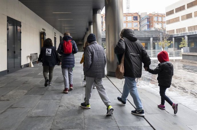 Un grupo de refugiados caminan por las instalaciones del Centro de Formación de la Tesorería General de la Seguridad Social utilizado como centro de acogida, a 11 de marzo de 2022, en Pozuelo de Alarcón.