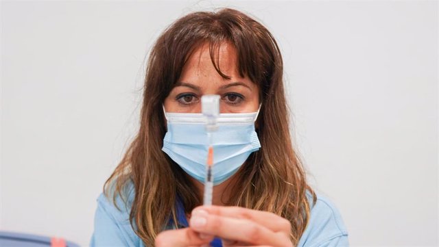 Archivo - Una sanitaria prepara  la vacuna de la gripe a 18 de octubre del 2021 en Sevilla (Andalucía).