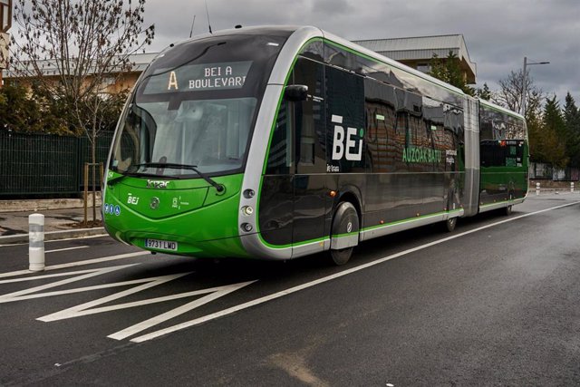El Bus Eléctrico Inteligente (BEI) circula por una carretera