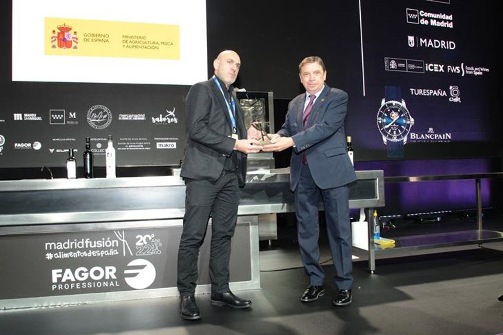 El ministro de Agricultura, Pesca y Alimentación, Luis Planas, entrega premio al chef Luis Alberto Lera en Madrid Fusión