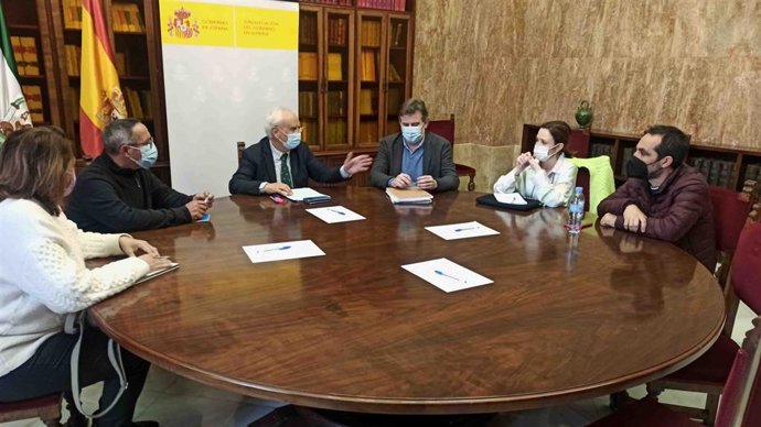Reunión entre el subdelegado de Gobierno de Almería y entidades sociales.