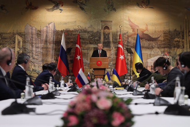 Conversaciones entre ucranianos y rusos en Estambul, en presencia del presidente de Turquía, Recep Tayyip Erdogan