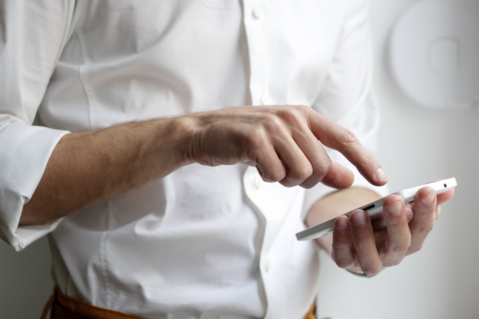 Una persona busca en smartphone.