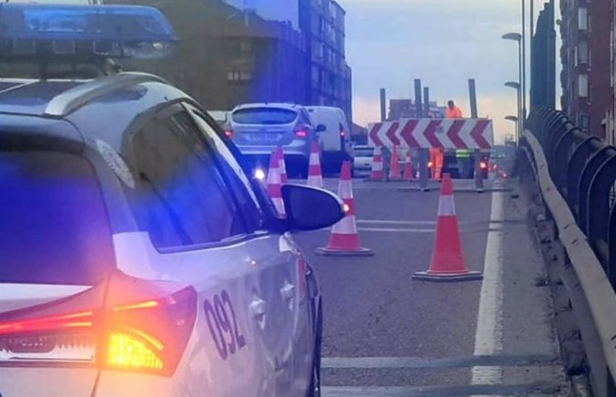 Archivo - Ocupación de carril en el viaducto de Arco de Ladrillo.