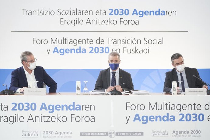 El diputado general de Gipuzkoa, Markel Olano, el lehendakari, Iñogo Urkullu, y el secretario de Transición Social y Agenda 2030, Jonan Fernández