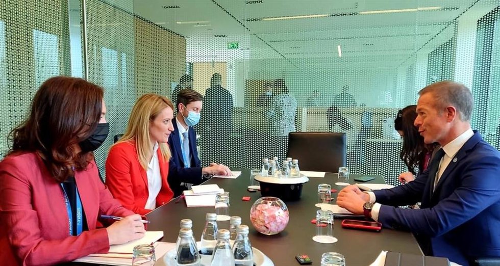 El presidente del Senado, Ander Gil, y la presidenta del Parlamento Europeo, Roberta Metsola.