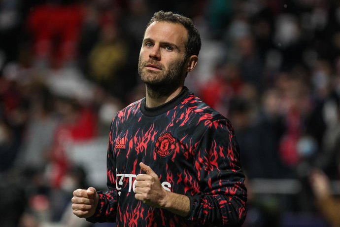 Archivo - Juan Mata of Manchester United warms up during the UEFA Champions League, round of 16, football match played between Atletico de Madrid and Manchester United on February 23, 2022, in Madrid, Spain.