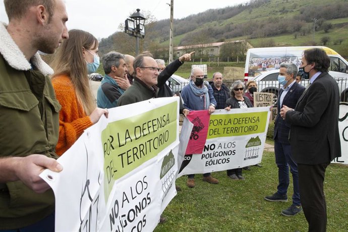 El vicepresidente de Cantabria, Pablo Zuloaga, y el consejero de Ordenación del Territorio, José Luis Gochicoa, acuden a una jornada sobre energías renovables en San Miguel de Aguayo