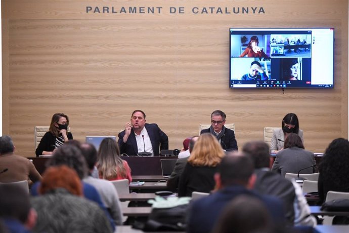 El líder de ERC, Oriol Junqueras, reunido con el grupo parlamentario republicano en el Parlament