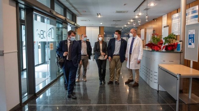 El director del Instituto de Salud Carlos III , Carlos Belda, acompañado de la consejera de Salud, María Somalo,visita el CIBIR que trabaja para crear un Instituto de Investigación Sanitaria