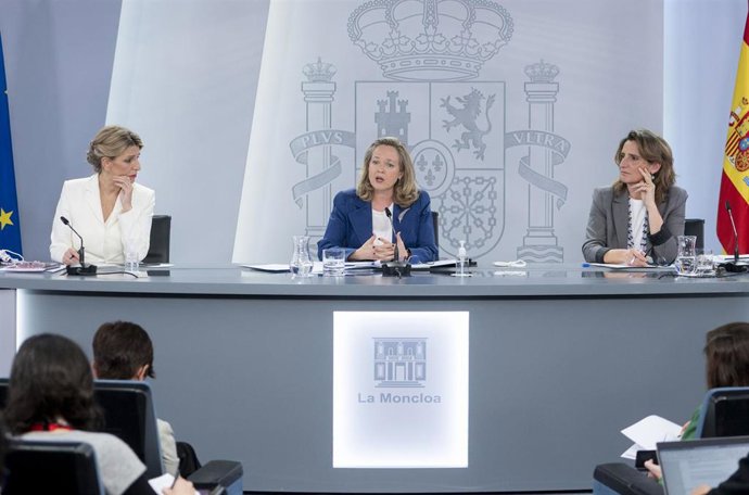 La vicepresidenta primera y ministra de Asuntos Económicos y Transformación Digital, Nadia Calviño (c), interviene en una rueda de prensa posterior al Consejo de Ministros en el complejo de la Moncloa, a 29 de marzo de 2022, en Madrid (España). 