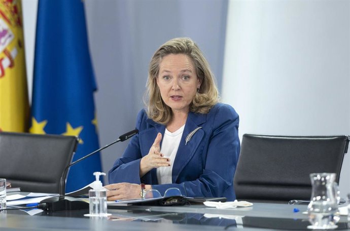 La vicepresidenta primera y ministra de Asuntos Económicos y Transformación Digital, Nadia Calviño, interviene en una rueda de prensa posterior al Consejo de Ministros en el complejo de la Moncloa, a 29 de marzo de 2022, en Madrid (España). 