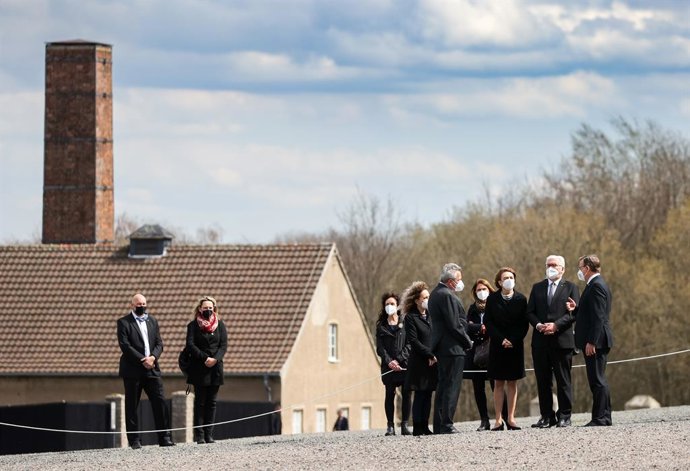 Archivo - 11 April 2021, Thuringia, Weimar: German President Frank-Walter Steinmeier (2nd R), his wife Elke Buedenbender (3rd R) and Minister president of Thuringia Bodo Ramelow (R) welcomed by Director of the Buchenwald and Mittelbau-Dora Foundation Je