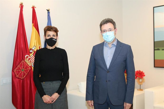 La presidenta de Navarra, María Chivite, junto al Defensor del Pueblo de la Comunidad foral, Patxi Vera.