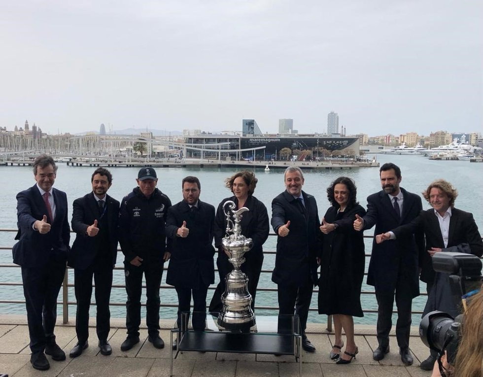 El presidente de la Generalitat, Pere Aragons; la alcaldesa de Barcelona, Ada Colau; y otros representantes políticos este martes en el acto para anunciar que Barcelona será la sede de la Copa América de Vela 2024, en el World Trade Center de Barcelona.