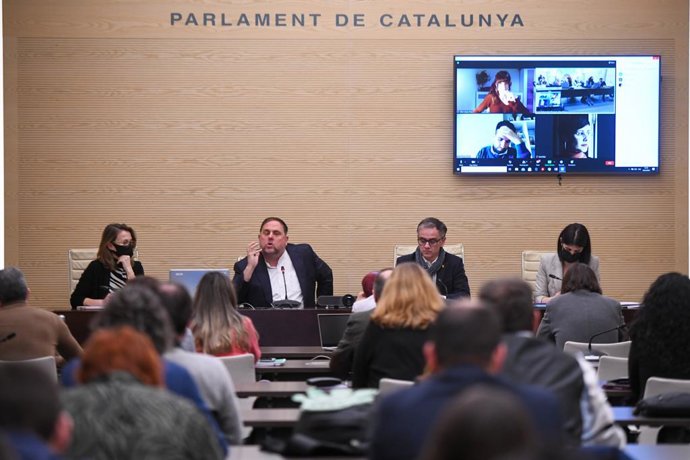 El líder d'ERC, Oriol Junqueras, reunit amb el grup parlamentari republic al Parlament