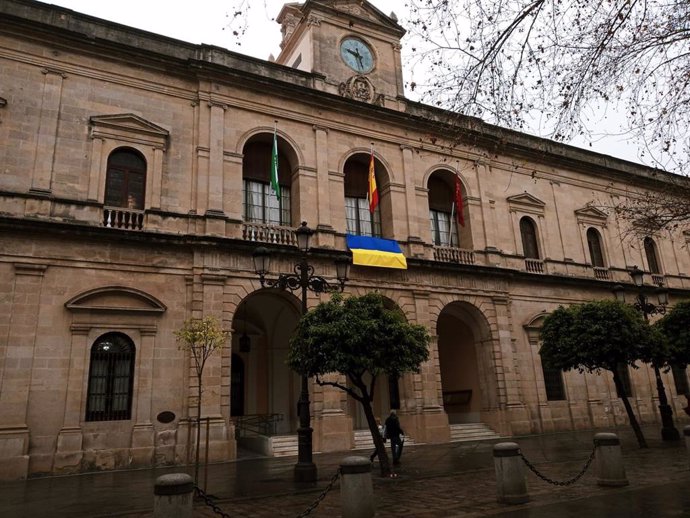 Fachada del Ayuntamiento de Sevilla con una bandera ucraniana.