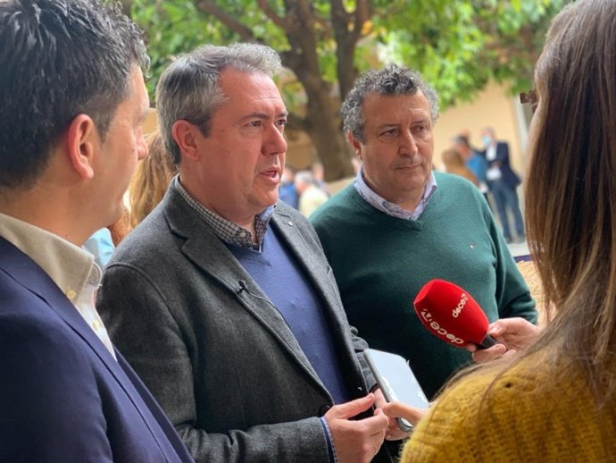 El secretario general del PSOE-A, Juan Espadas, atiende a los medios en el Comité Provincial del PSOE de Sevilla celebrado en el municipio sevillano de Mairena del Alcor.