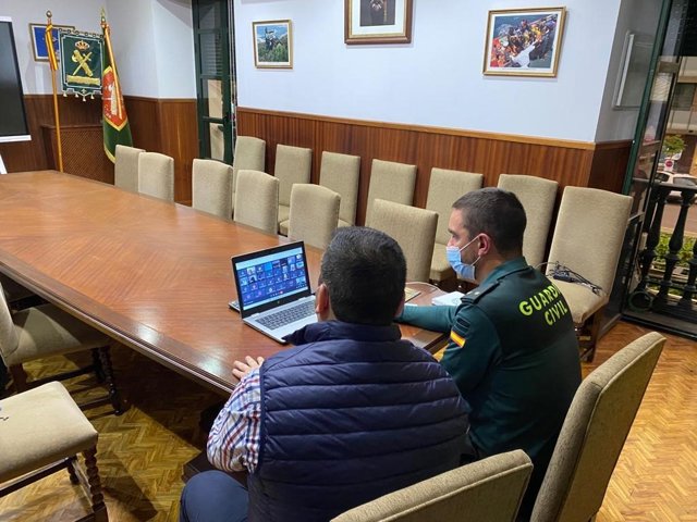 La Guardia Civil imparte una videoconferencia a Ampas de centros educativos sobre los riesgos de Internet.