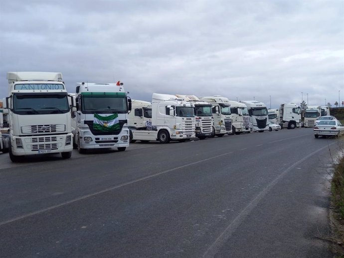 Camiones a la entrada de Granada, en imagen de archivo