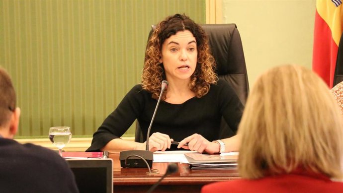 Archivo - La consellera de Hacienda y Relaciones Exteriores, Rosario Sánchez, en una comisión en el Parlament. Archivo.