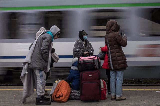 Refugiados ucranianos en una estación de tren