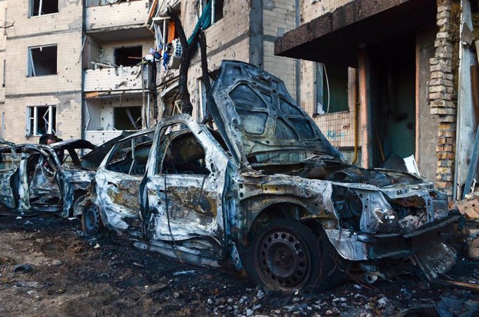 20 March 2022, Ukraine, Kiev: A general view of burnt-out cars outside a damaged residential building in the aftermath of shelling by Russian troops at a residential area of Kiev's Sviatoshynskyi district. Photo: -/Ukrinform/dpa