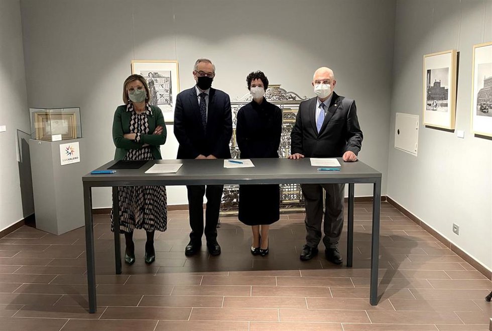 La familia del fotógrafo Jalón Ángel firma la renovación de la cesión de su legado al Grupo San Valero.