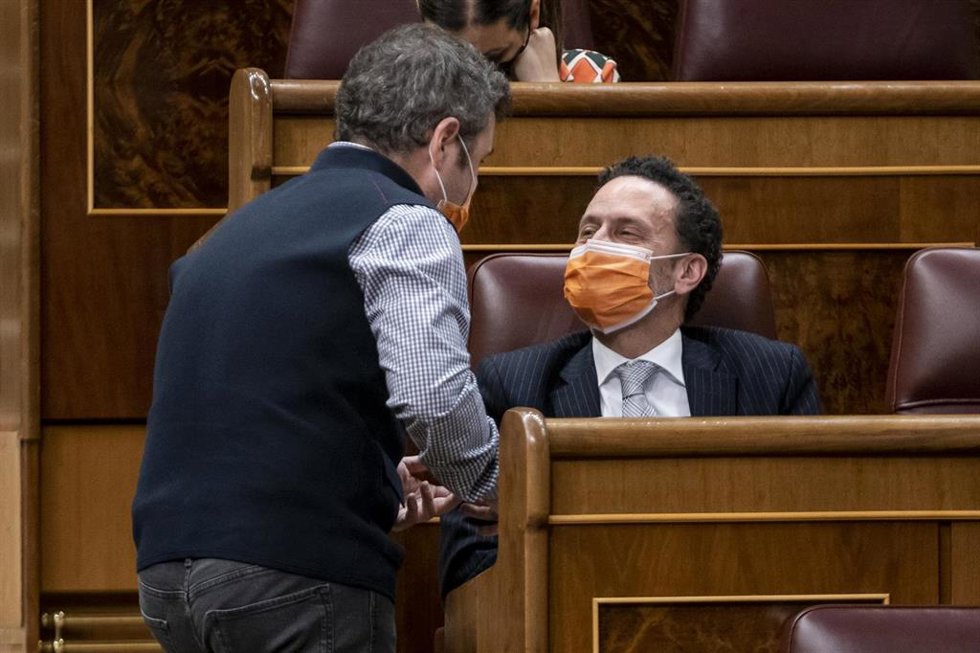 El diputado de Ciudadanos, Guillermo Díaz (i), y el vicesecretario general de Cs y portavoz del Comité Ejecutivo, Edmundo Bal, conversan en una sesión plenaria, en el Congreso