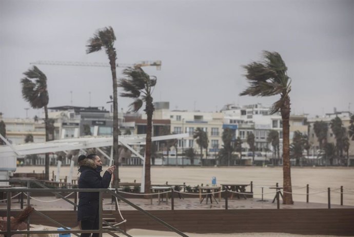 Dos personas caminan en la Playa de la Malvarrosa, a 25 de marzo de 2022, en Valencia, Comunidad Valenciana (España). 