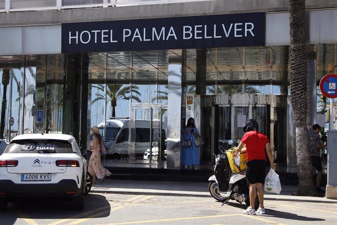 Archivo - Puerta principal del hotel Palma Bellver. Archivo.