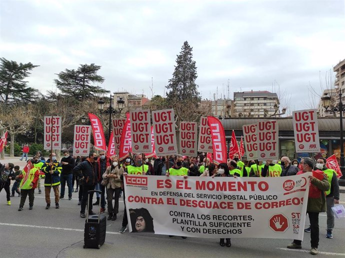 UGT y CCOO se concentran en Logroño "en defensa de un servicio postal público y de calidad"